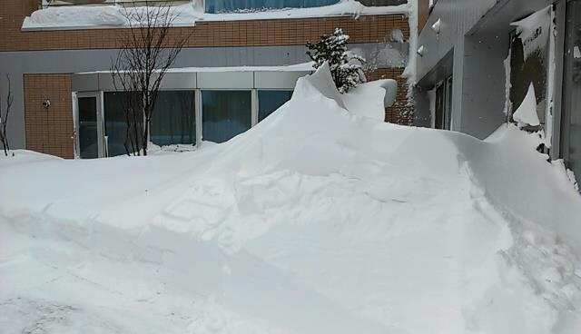 豪雪の市街地に積もる雪（北海道・稚内）