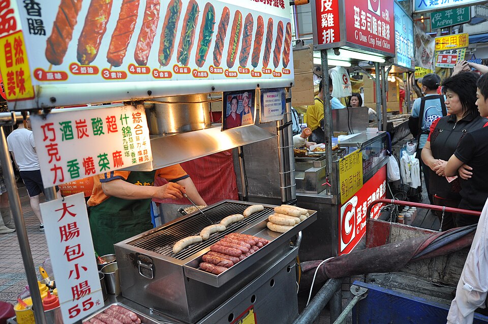 台湾の屋台文化を象徴する士林夜市の写真